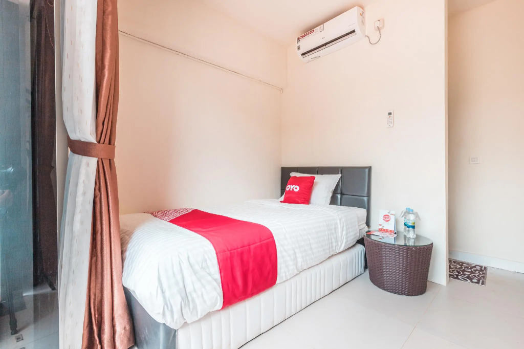 RedDoorz Syariah near Green Park Jatiwarna