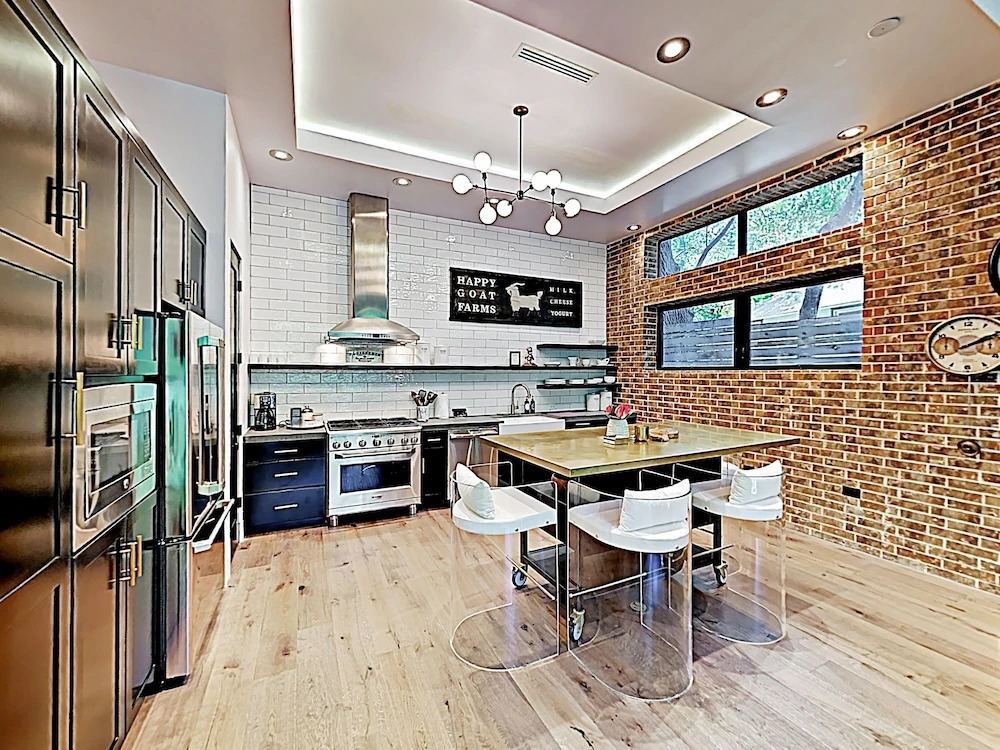 New Listing! Spacious Luxe Near Downtown 4 Bedroom Home