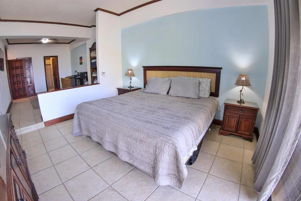 Presidential Suites 4 - Recently renovated 2 bedroom condominium in the heart of Flamingo