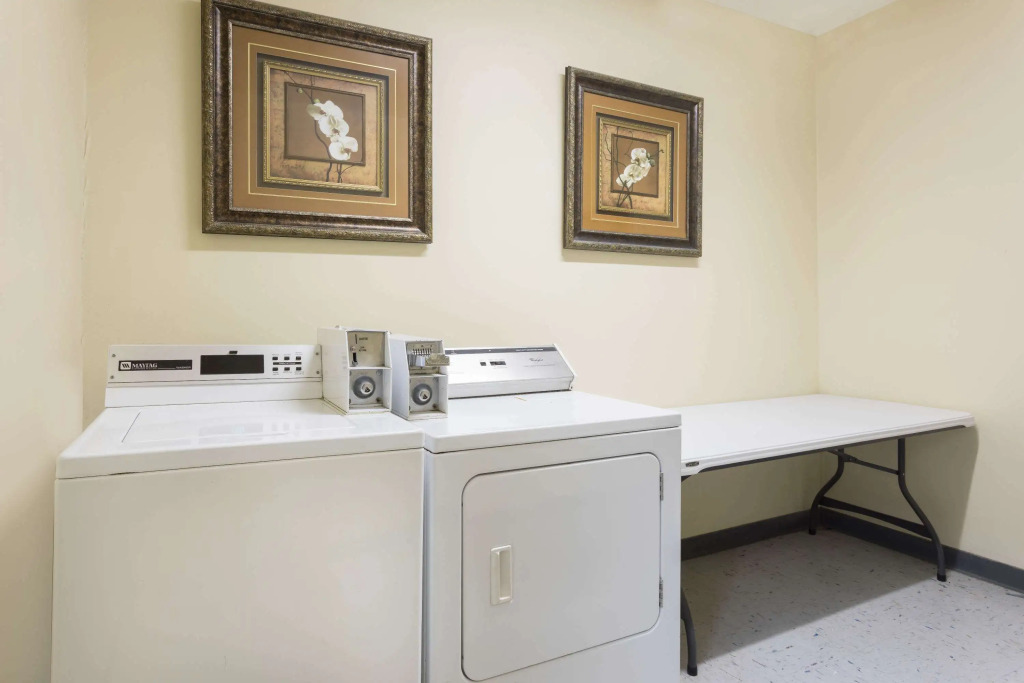 Super 8 by Wyndham Duson Lafayette West Area