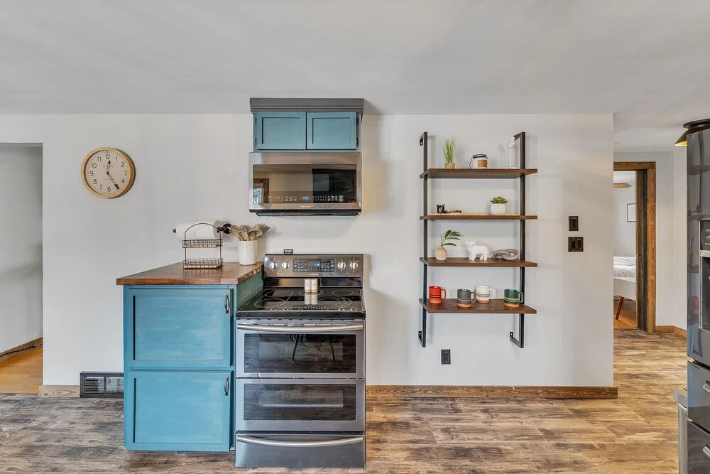 Titletown Hideaway: Spacious Boho 4 Bedroom Home by RedAwning