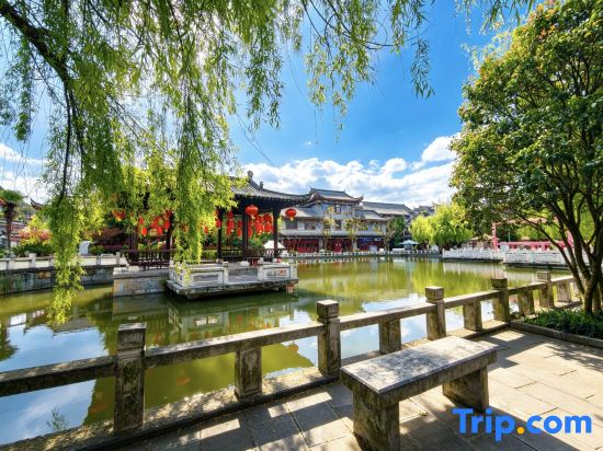 Pushu Four Seasons Hotel (Anshun Huangguoshu Avenue East Bus Station)