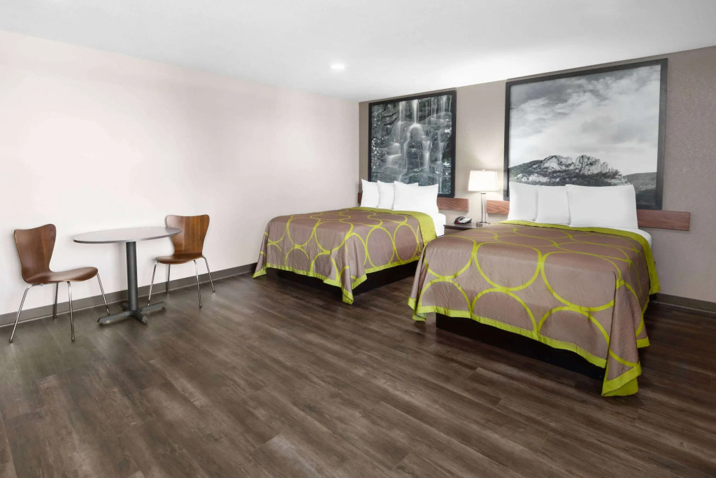 Super 8 by Wyndham Fairmont