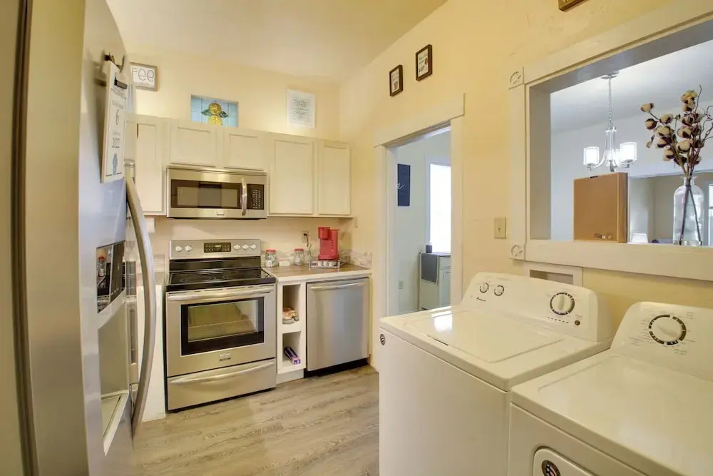 Walk to Dtwn Hot Springs: 'lazy Daze Bungalow'
