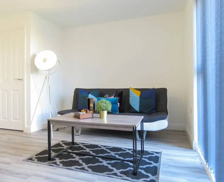 Tudors eSuites Birmingham House with Private Garden Free Parking