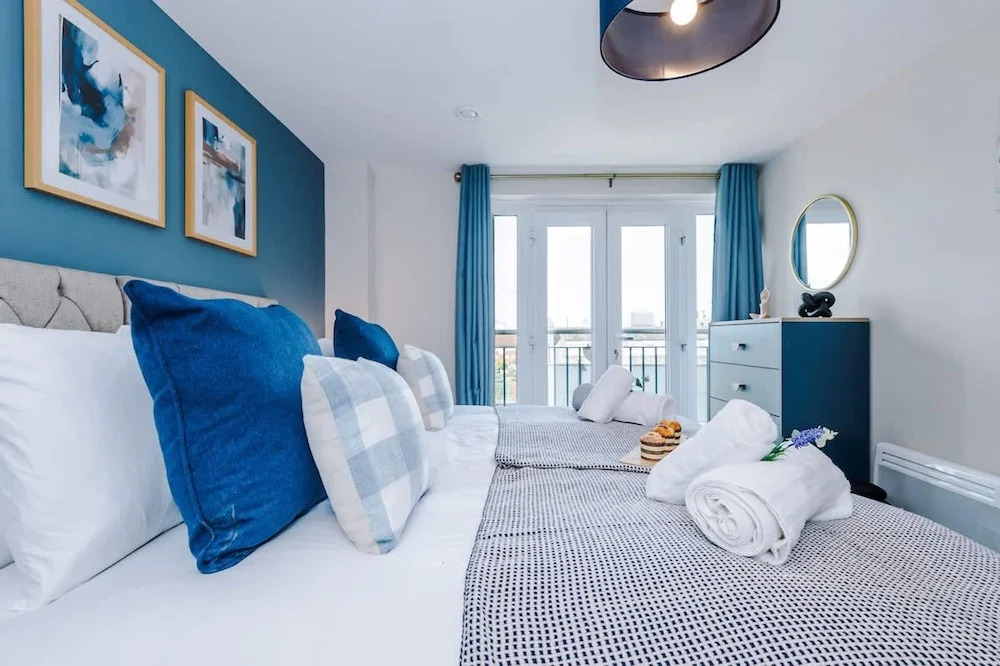 NEW Stylish Apartment Amazing Location Sleeps 6