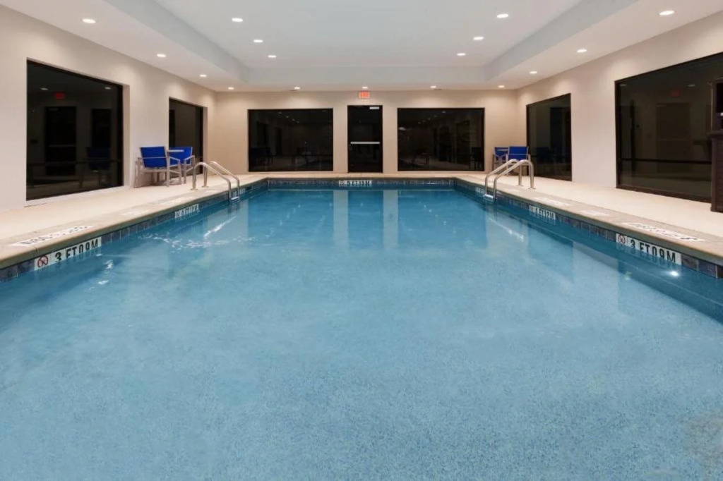 Holiday Inn Express & Suites - Fayetteville by IHG