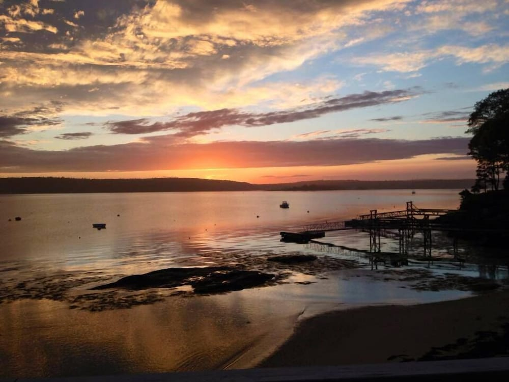 Smugglers Cove Inn