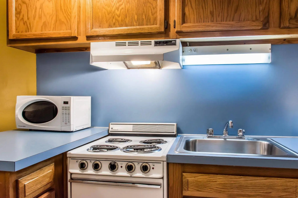 Econo Lodge Inn & Suites Lake Harmony - Pocono Mountains Area