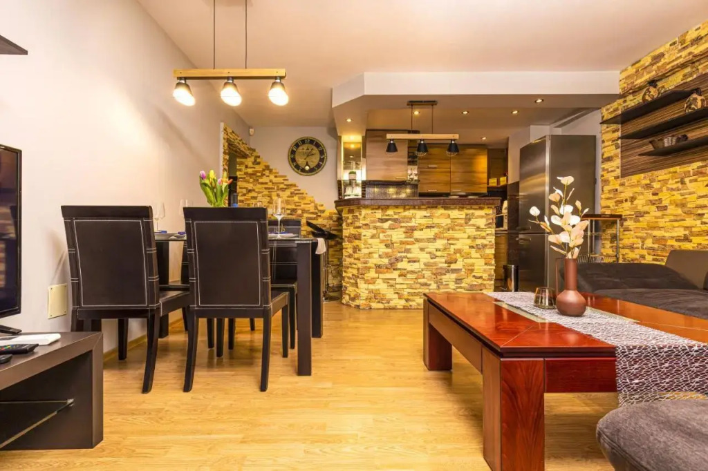 1BD flat with a Garage - 5 mins to the city centre