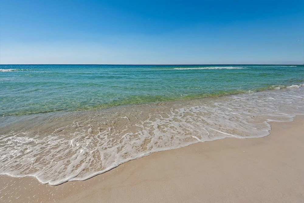 Beautiful Ocean Views! 2-Bedroom, 2-Bathroom! Resort Pools