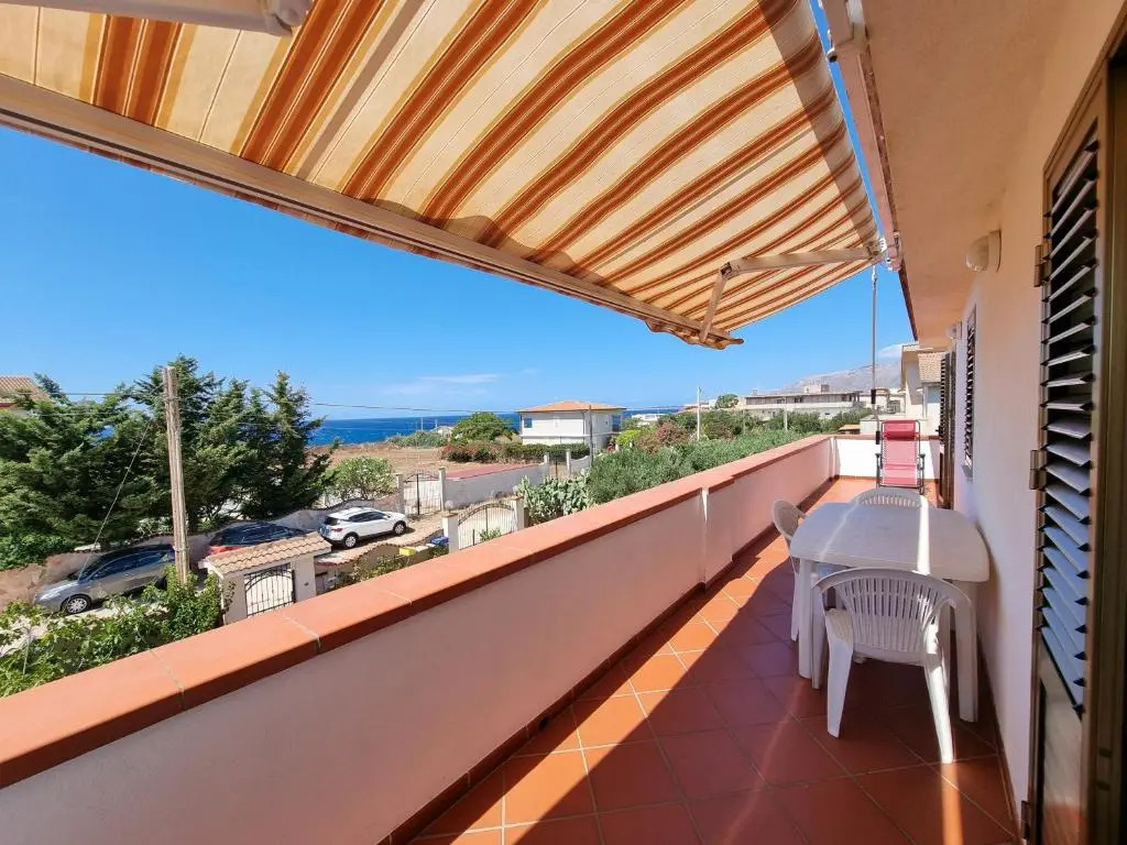 Villa Flora - with sea view, 2 minutes walk to beach