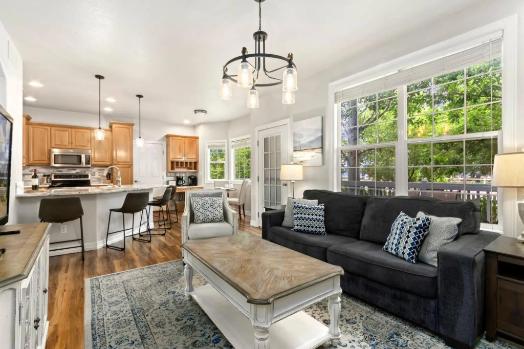Fabulous Family-friendly Retreat by Windsor Lake
