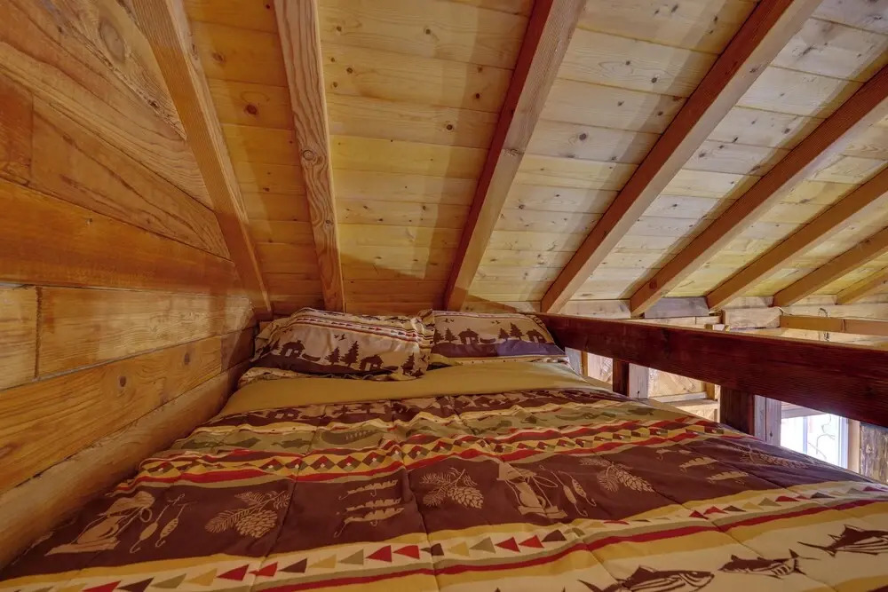 7 Mi to Kenai River: Soldotna Cabin w/ Lake Access