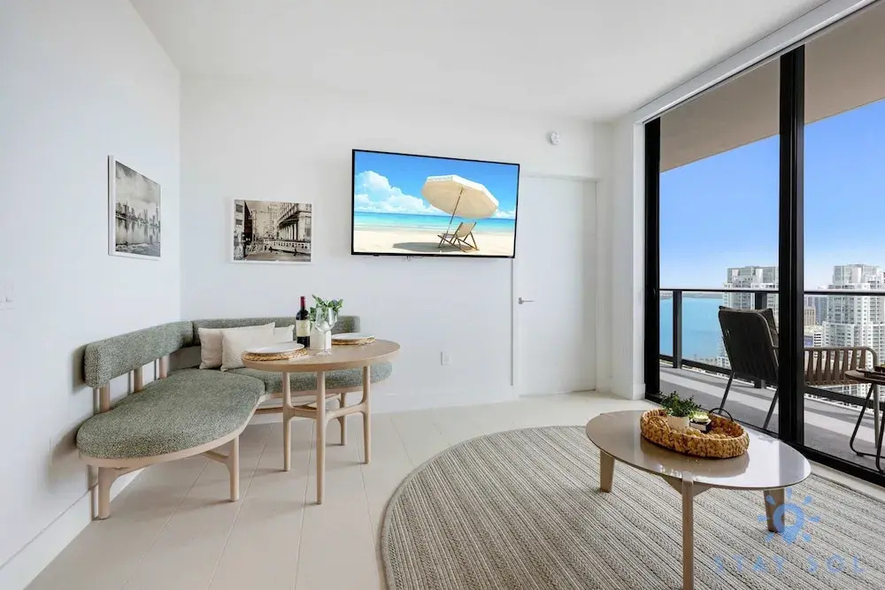 Chic Downtown 1-br w City Views Gym Pool