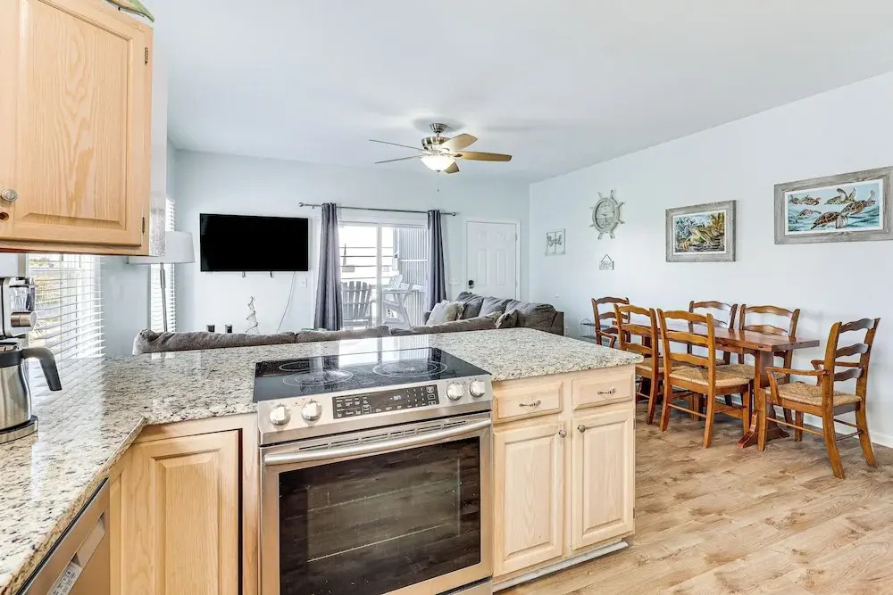 Carolina Beach Condo With Deck: Steps to Shore!