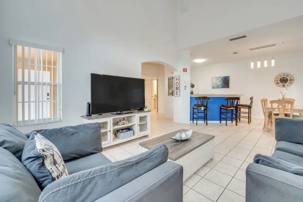 8 Mi to Disney World: Townhome w/ Balcony & Patio!