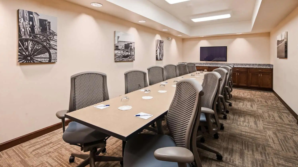 Green Mill Village Hotel & Suites, BW Signature Collection