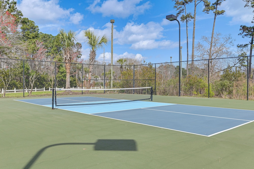 1 Mi to Beach! Sleek Golf & Pool Retreat