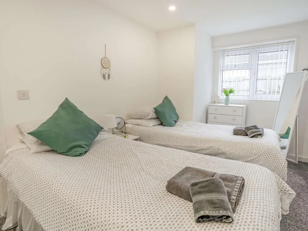 3-bed 5-6 Berth Modernised Bungalow!