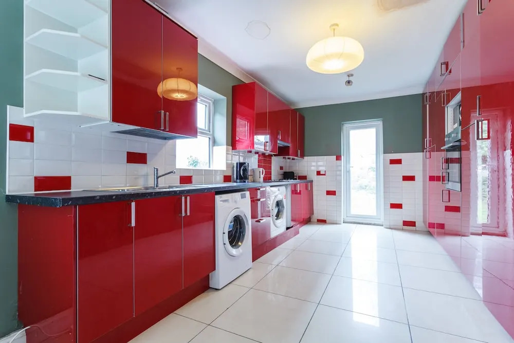 Shirley House 1, No-Frills Guest House, Self Catering, Smart Lock Check-in, Kitchen, Washer, Dryer, Great for Contractors