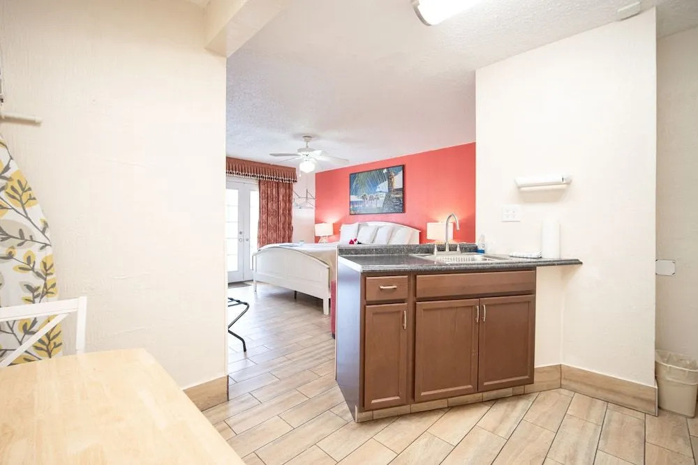 Island Sun Inn & Suites - Historic Venice & Beach Getaway