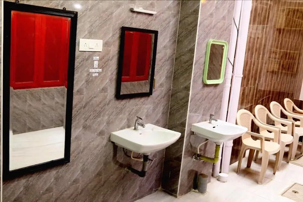 Redlollipop Hostel