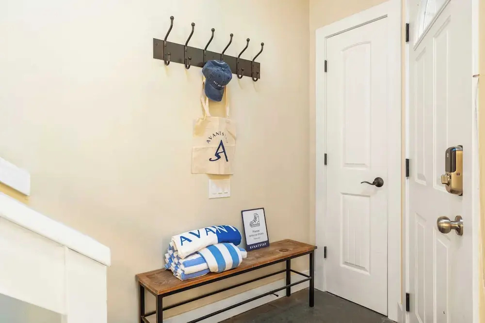 Near Ski, Beach, & Hiking Trails + Clubhouse Pool & Hot Tub Access Juanita Blue by Avantstay