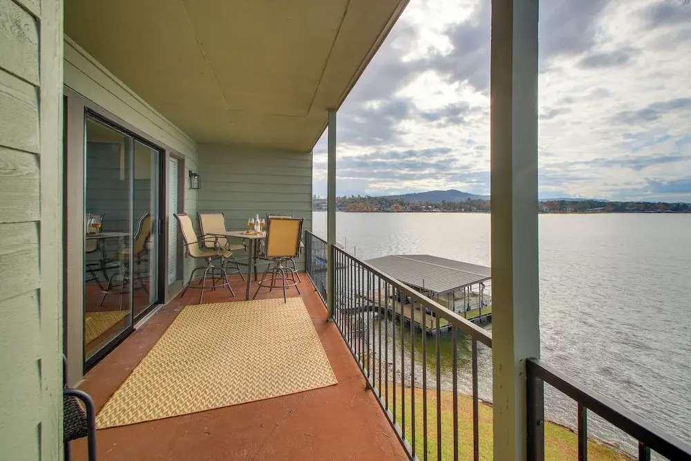 Sunset-view Resort Condo on Lake Hamilton!