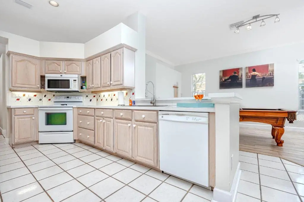 Palm Harbor Paradise - Spacious Home In Quiet Neighborhood with Heated Pool, Billiard Room, Hot Tub