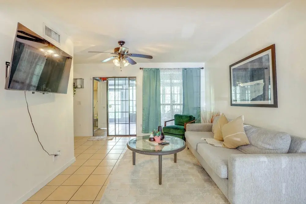 3 Mi to UF Campus: Charming Gainesville Townhome