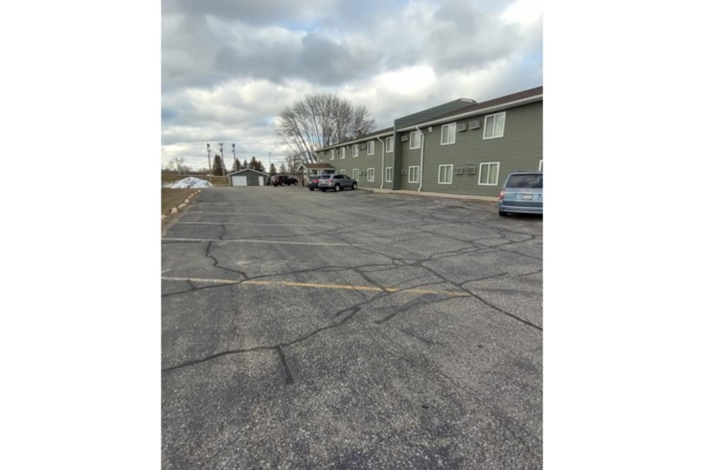 Love Hotels Staples by OYO at HWY 10 MN