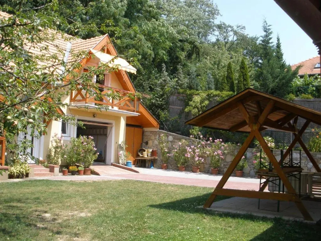 Emilia Apartmanház