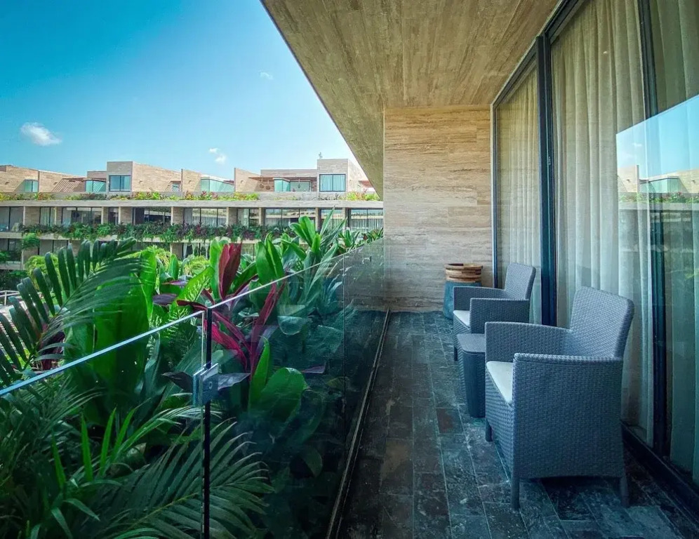 A Unique Fusion of Convenience and Luxury Stunning 3 BR Penthouse With Private Pool