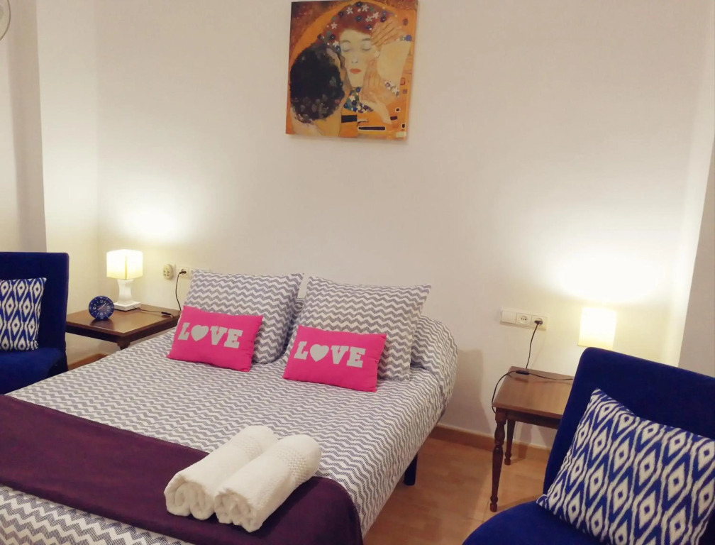 Central Apartment in Valencia with WIFI + Parking.