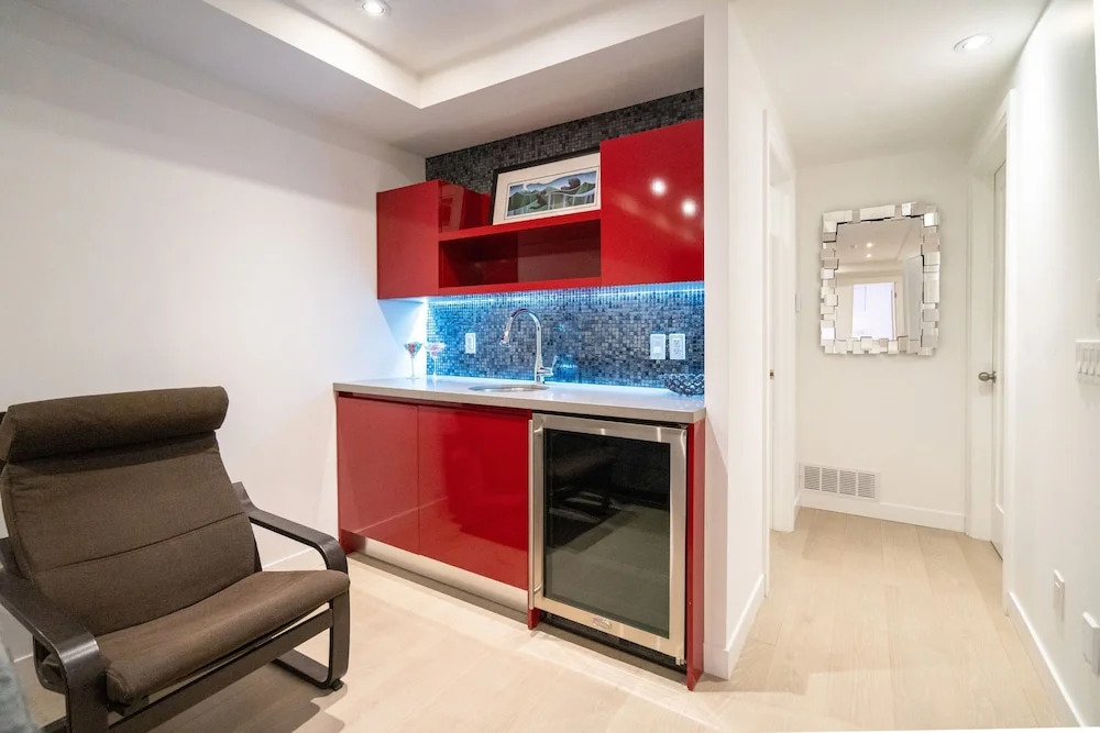 Brand New Modern Unit With Easy Access to the City