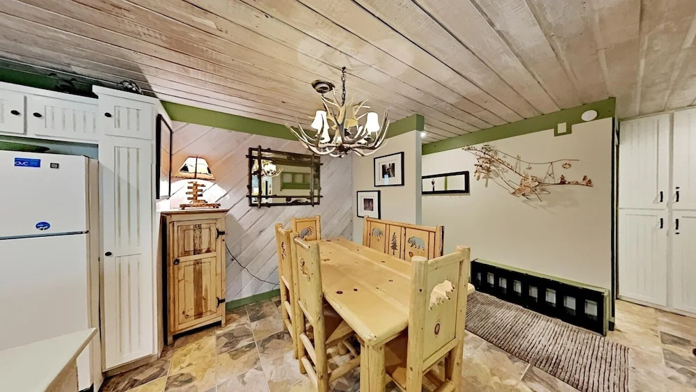 Beautiful One Bedroom Condo! Just Steps to Mammoth Mountain with Fully Equipped Kitchen! by RedAwning