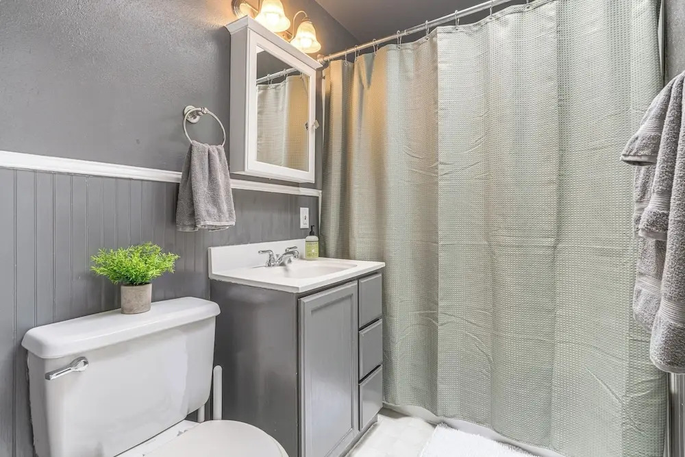 1 Mi to UO Campus - Family Home w/ Pool Table!