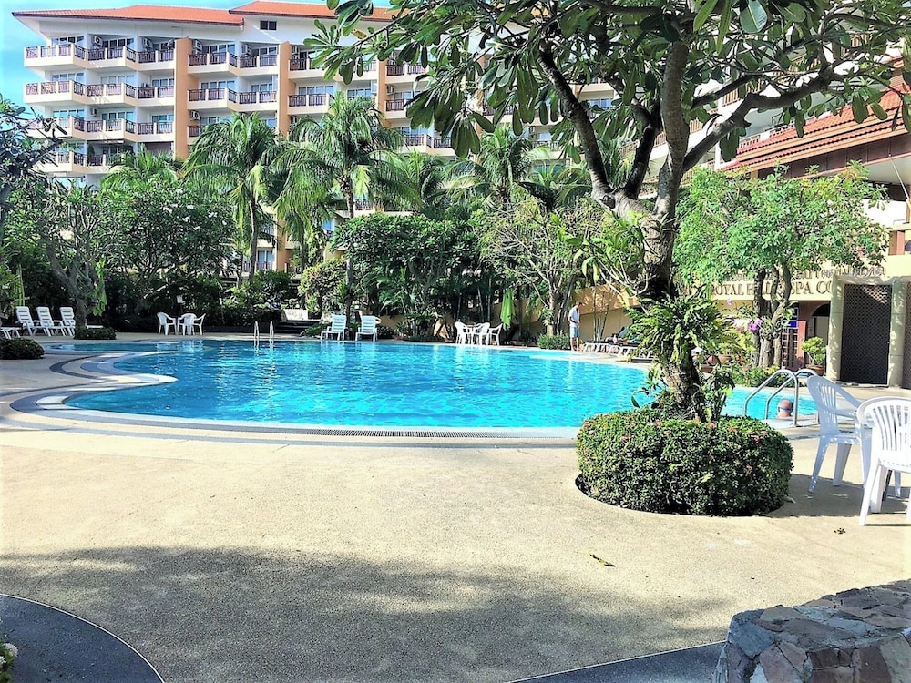 Spacious 2BR Corner Condo - Garden View Balcony - Royal Hill Resort