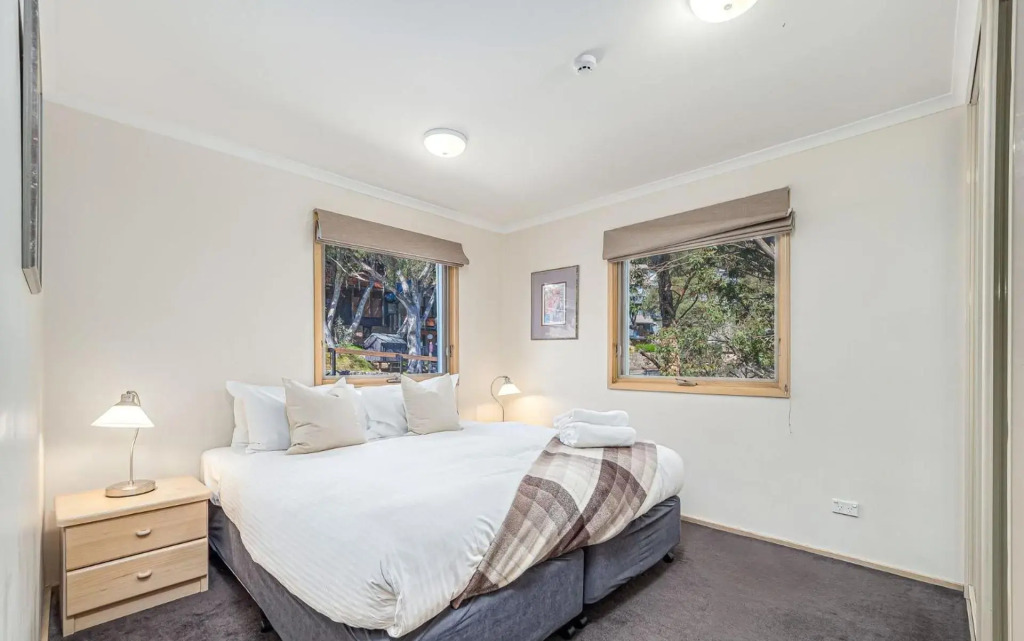 Lhotsky 3 Bedroom and loft with fireplace mountain views and 2 car spaces