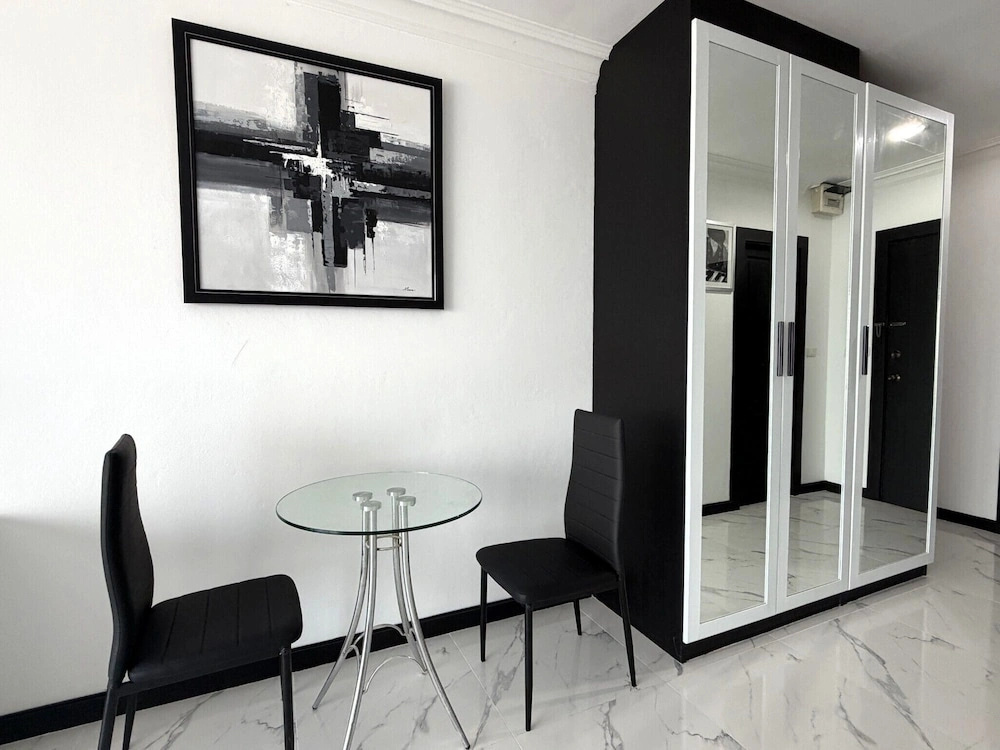 1-bedroom Pool-view Condo With Large Balcony - Jomtien