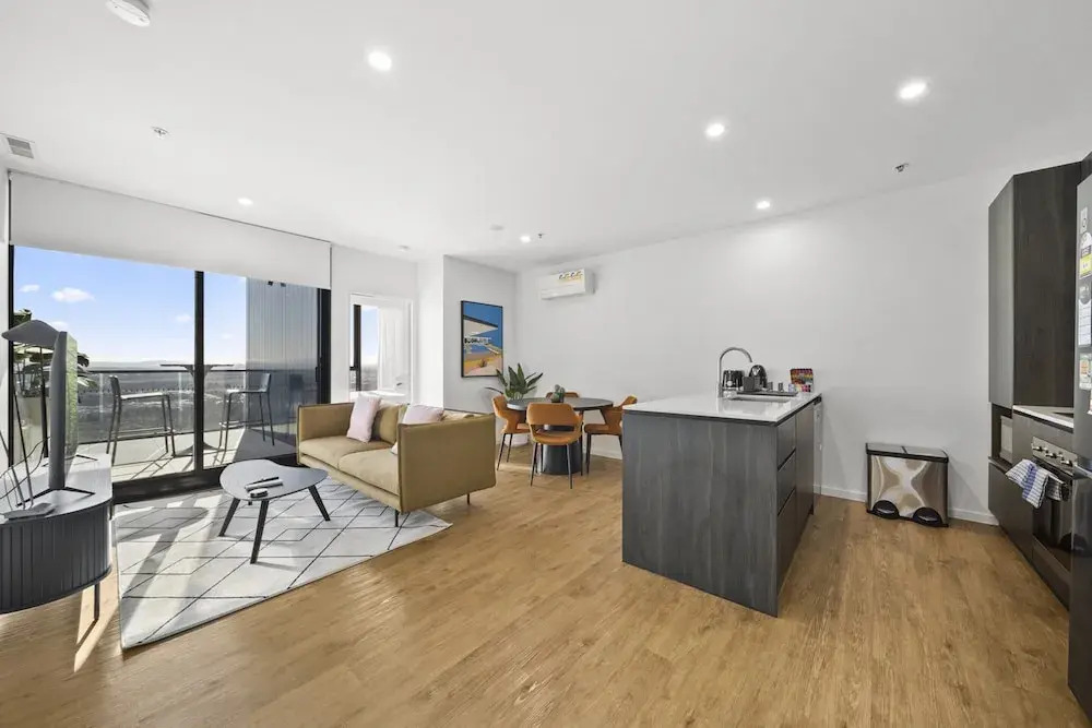 Refined 2-bed With Luxurious Building Amenities