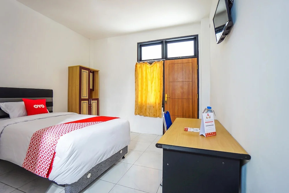 Edward Residence Malalayang by OYO Rooms