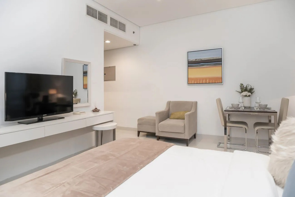 Elegant Studio w/work space and views DAMAC
