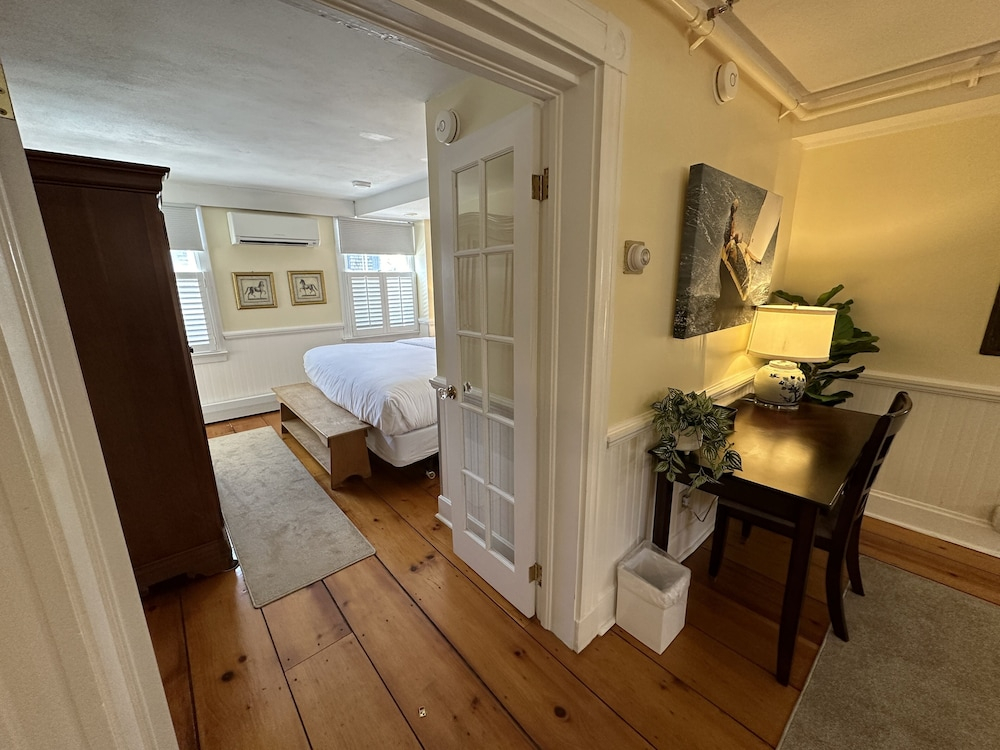 Spacious Three Room Suite Downtown Newport #16 1 Bedroom Home