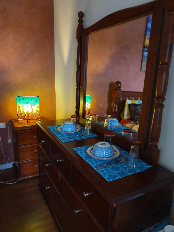 JUST-4-YOU! amazing sea views, WIFI, fully air-conditioned, king bed
