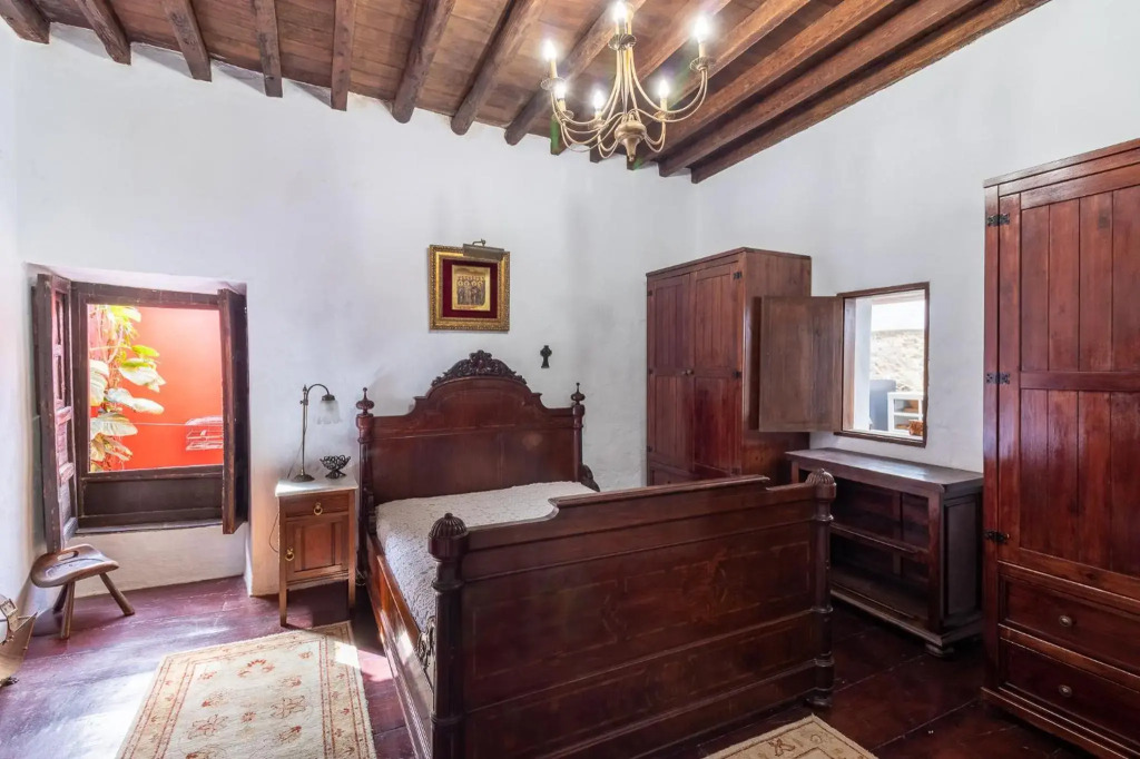 Amiga Mia Traditional House