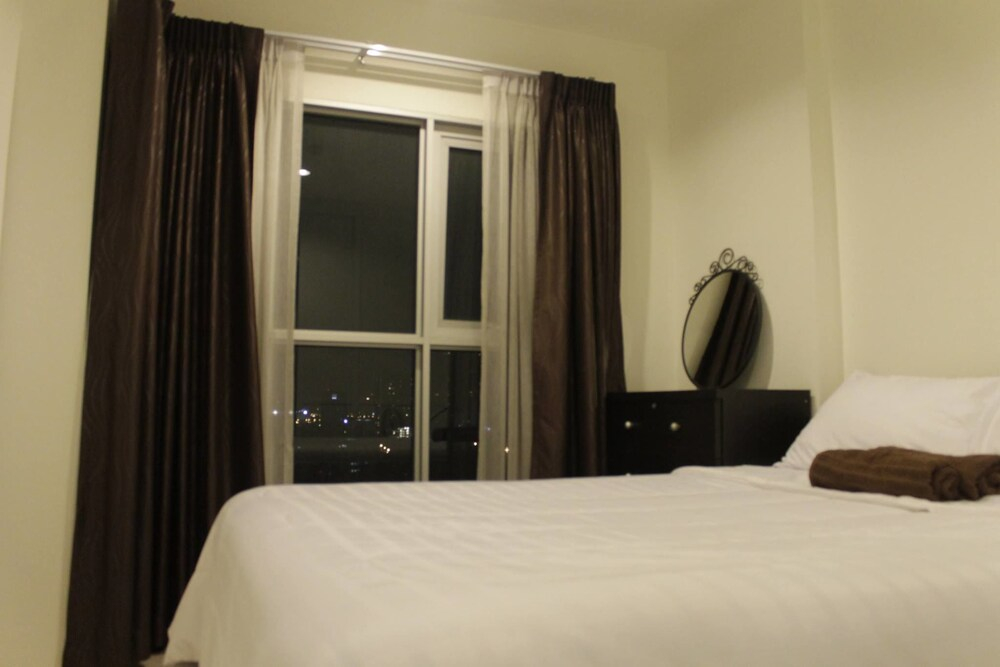 Highrise Cityview Aspire Condo Gym Pool