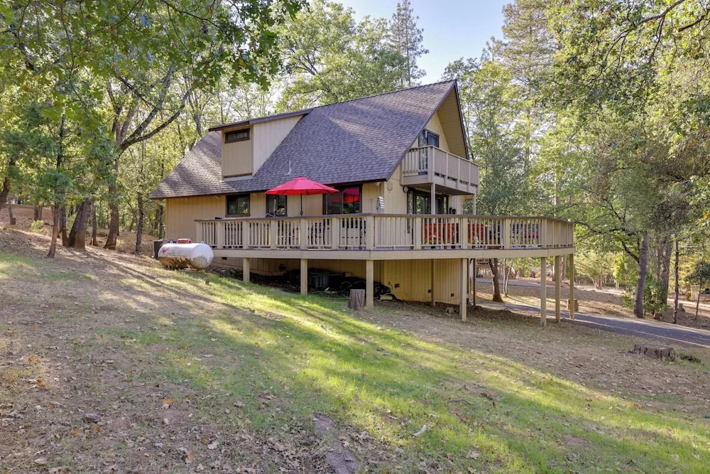 Spacious Groveland Cabin w/ Wraparound Deck!