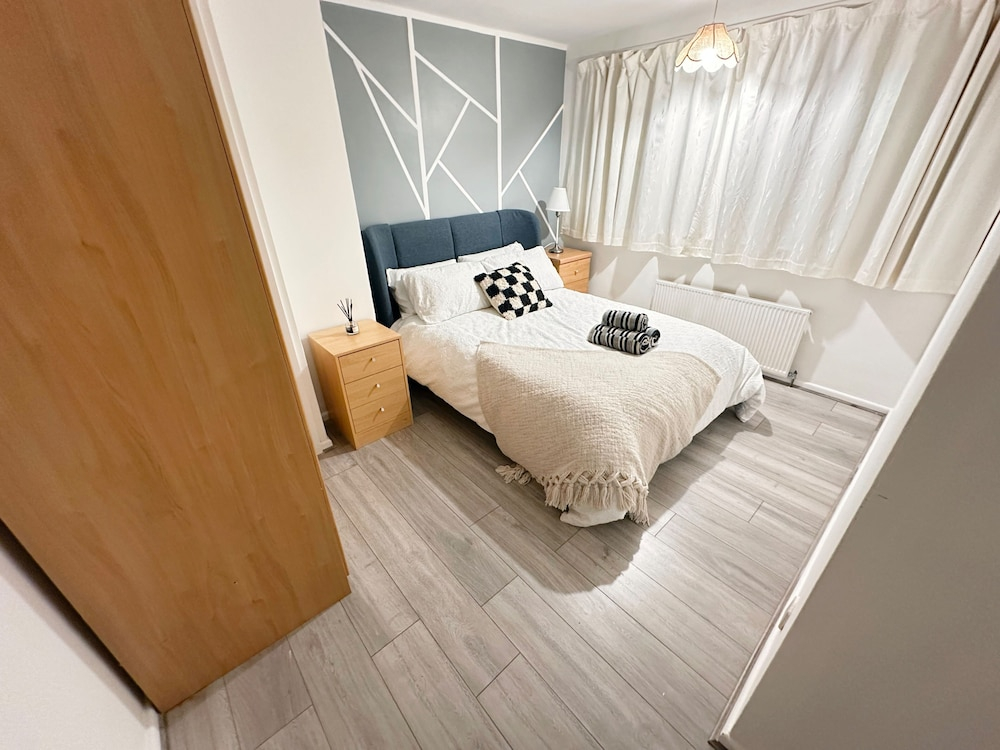 Spacious Luton Airport Accommodation - Perfect for Contractors, Families, Tourists & Long Stays